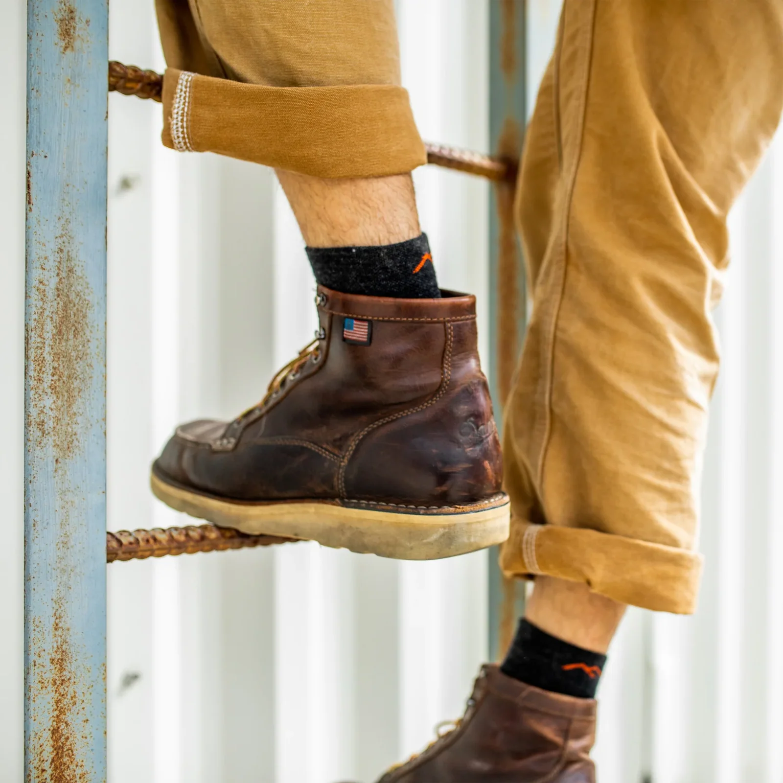Darn Tough Steely Midweight Quarter Sock with Full Cushion Toe Box (Men) - Graphite - Image 5
